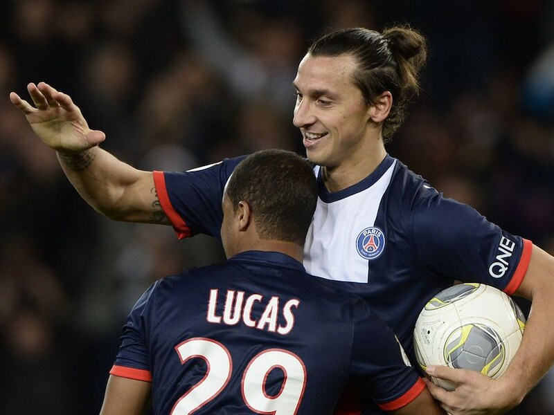 De veel kleinere Lucas knuffelt de Parijse reus Zlatan Ibrahimovic.