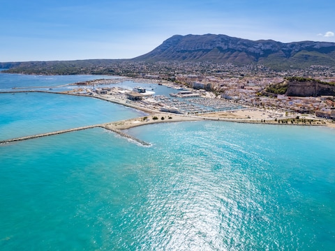 De kust van Dénia, een badplaats aan de Costa Blanca.