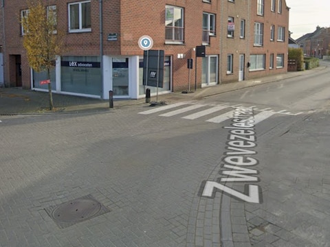 De vrouw werd aangereden op dit zebrapad in de Zwevezelestraat. 