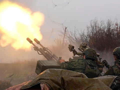 Russische soldaten schieten op een Oekraïense drone.