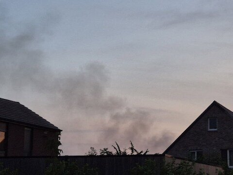 Rook doemt op van de brandende wagen in Meuleken (Boekhoute).