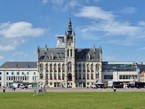 Het contract van de adjunct algemeen directeur wordt op 1 september stopgezet