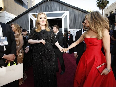 Adele en Jennifer Aniston tijdens de Oscaruitreiking.