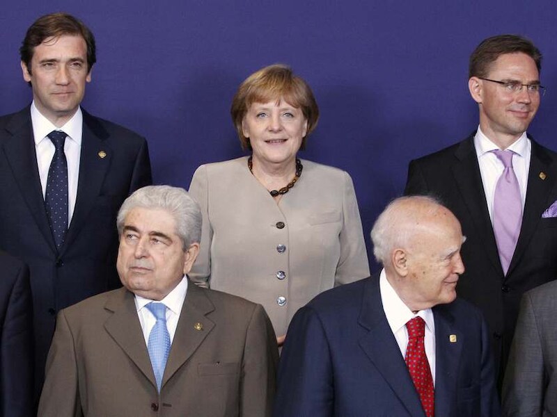 Eerste minister van Portugal, Coelhoe, Duitse Bondskanselier Merkel, Finse eerste minister Katainen, president van Cyprus Christofias en de Griekse president Papoulias op de EU-top in Brussel.