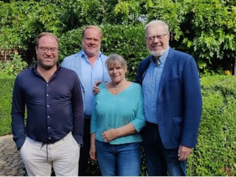 De familie Seneca. Van links naar rechts: Bjorn Seneca, General Manager van Electro 80; Kurt Seneca, Sales & Marketing Manager bij Electro 80; Lieve De Tollenaere; en Raymond Seneca, oprichter van Electro 80.