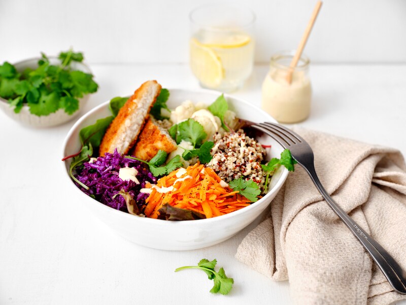 Genoeg van al die pokébowls? Probeer eens deze kleurrijke bowl met kabeljauwburger
