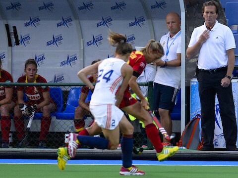Bondscoach Pascal Kina stond de hele match luidkeels aanwijzingen te geven