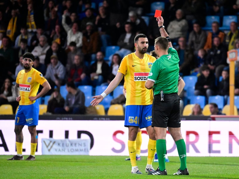 Westerlo-coach Issame Charaï na rode kaart voor Emin Bayram: “Ik begrijp de VAR-interventie totaal niet”  