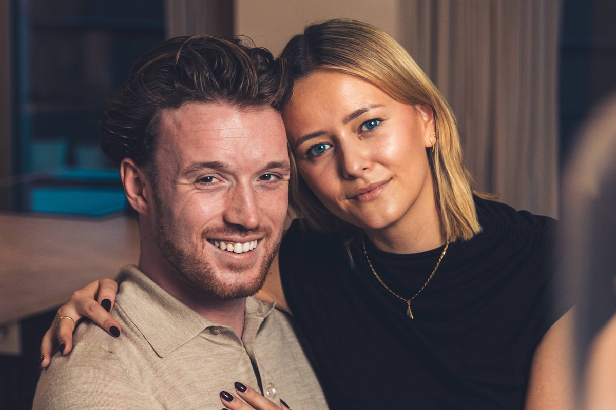 Caro y Djeno están abrumados por todas las respuestas que recibieron a su llamada. 