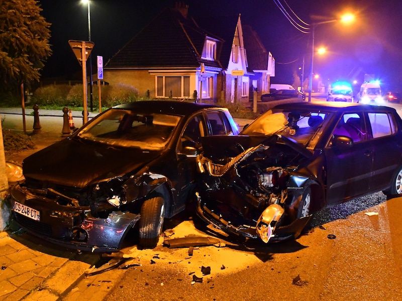 Twee auto's botsten op het kruispunt van de Kruisekestraat met de Mesenstraat in Wervik.