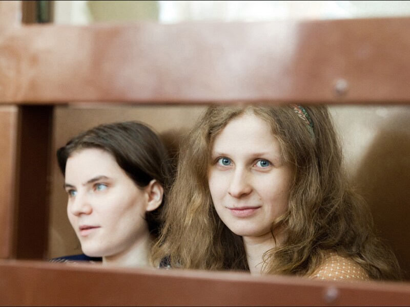 Ekaterina Samutsevich en Maria Alekhina van Pussy Riot in de rechtbank.