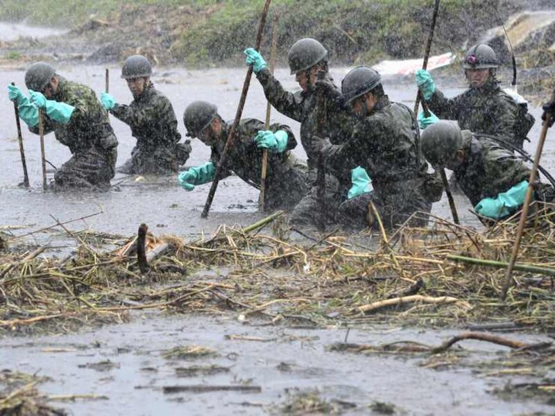 Soldaten gaan op zoek naar vermiste bewoners in Kyodo.
