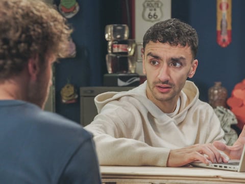 Ze noemen me zelfs thuis 'den badsloef'”: Amine Boujouh over zijn leven op  en naast de set van 'Familie' | TV | HLN.be
