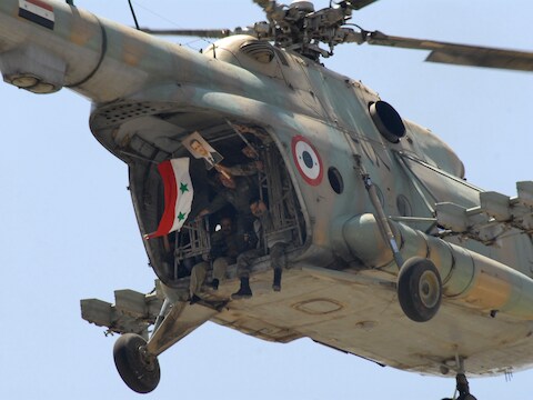 Syrische soldaten in een helikopter. (Illustratiefoto)