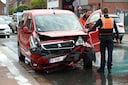 In de Heistraat kwam het tot een frontale botsing tussen twee voertuigen