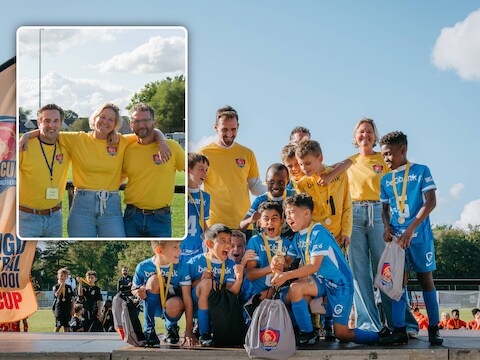 Racing Genk won de eerste Leocup, Sven Kums was aanwezig om de beker uit te delen. Inzet: Dante Moens, Stephanie D’Hulster en Gino Lambrecht. 