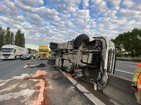 De vrachtwagen kwam op de middenberm terecht