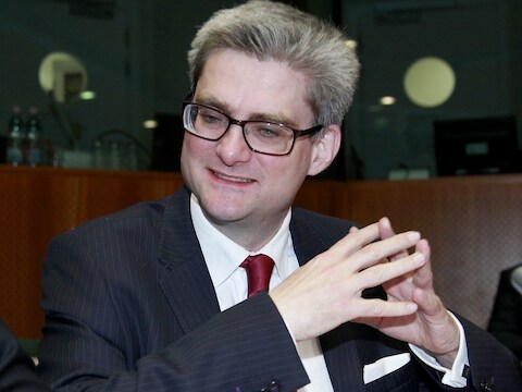 Minister Pind ligt onder vuur voor zijn uitspraken op Facebook.