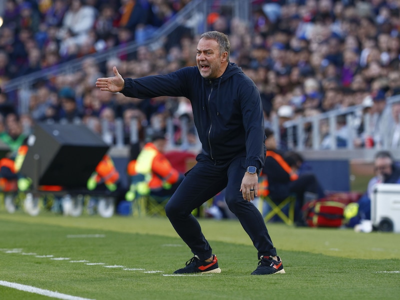Tien minuten te laat? Dat is dan 40.000 euro boete alstublieft: Barça-coach Hansi Flick laat er geen gras over groeien