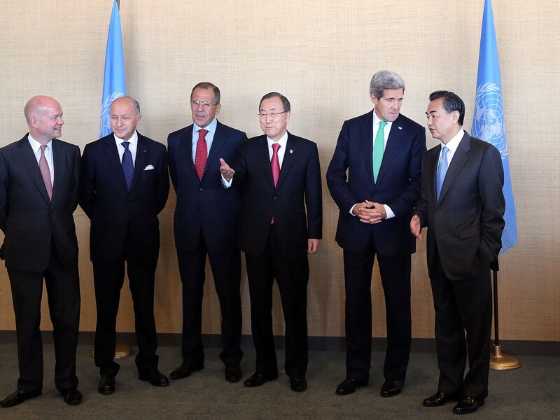 Ban Ki-moon (derde van rechts) met de Buitenlandministers van de Vetomachten.