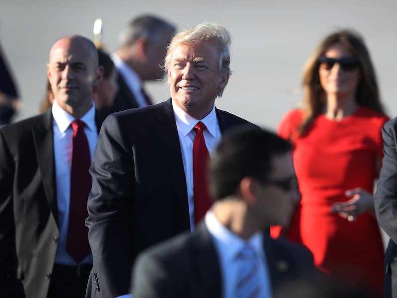Donald Trump bij zijn aankomst in Palm Beach gisteren