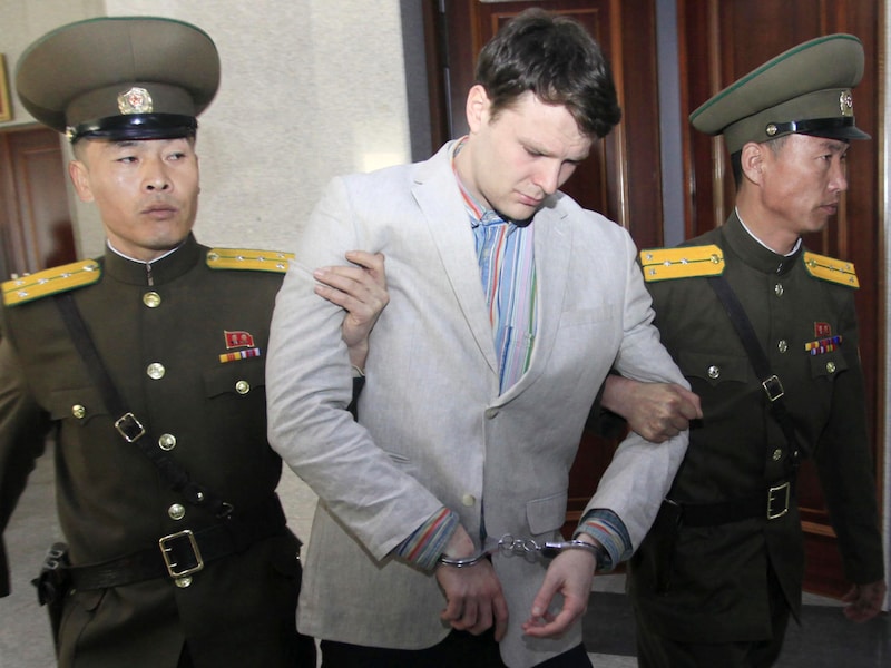 Otto Warmbier wordt naar de rechtszaal geleid.
