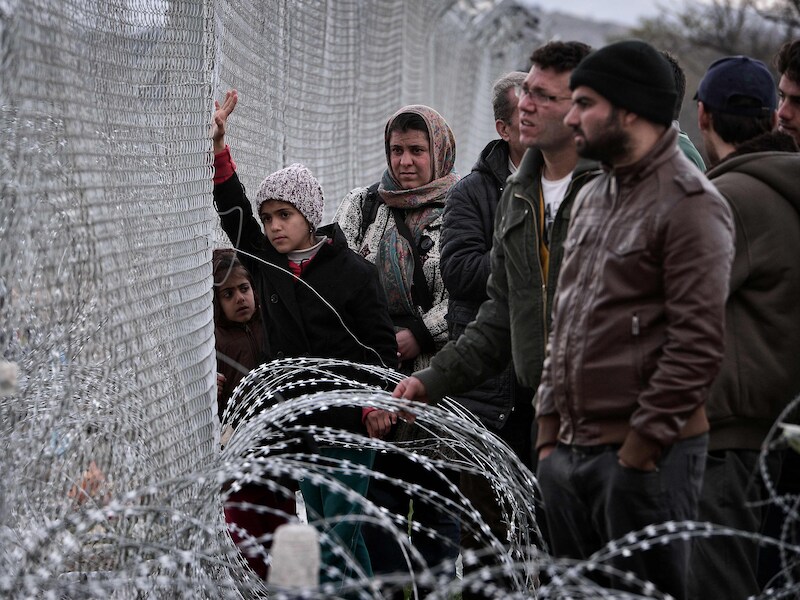 Asielzoekers aan de Grieks-Macedonische grens nabij het Griekse dorp Idomeni.