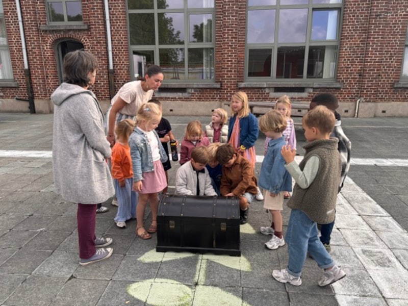 Mysterie rond afgesloten kist luidt schooljaar in bij De Linde: appelboom wordt symbool van verbondenheid
