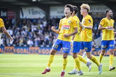 Daar is de verdiende openingstreffer van Westerlo: Antwerp krijgt de bal maar niet weg, Sakamoto trapt de bal voorbij Thoelen