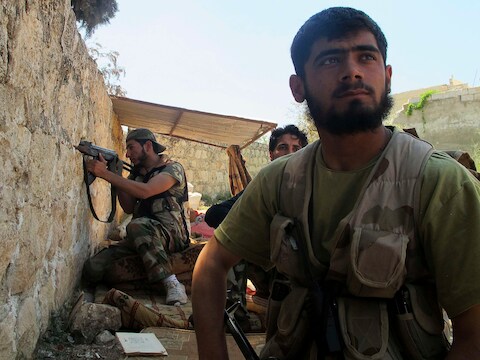 Strijders van het Vrije Syrische Leger in Khan Al-Assal.