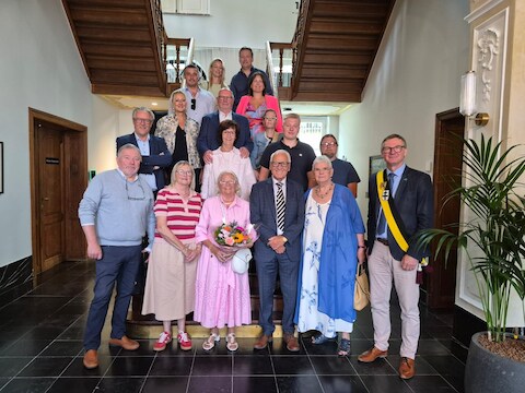 Patrick Allewaert en Frieda Spillebeen werden samen met hun familie op het stadhuis ontvangen door schepen Stefaan van Coillie.