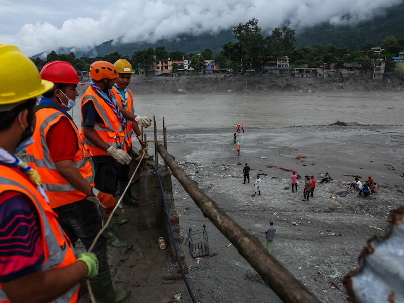 Twee mensen levend gered negen dagen na plotse overstromingen in Nepal: “Nog meer stemmen te horen”