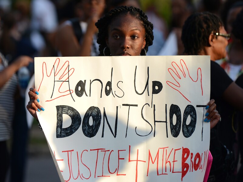 Nadat de agent een ongewapende zwarte tiener had doodgeschoten, braken rellen uit in Ferguson, Missouri.