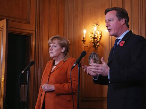 De Duitse bondskanselier Angela Merkel (l.) was gisteren op bezoek bij Brits premier David Cameron (r.).