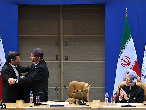 De Iraanse president Ahmadinejad (L) ontmoette zijn Egyptische ambtgenoot Mursi (R) vandaag in Teheran.