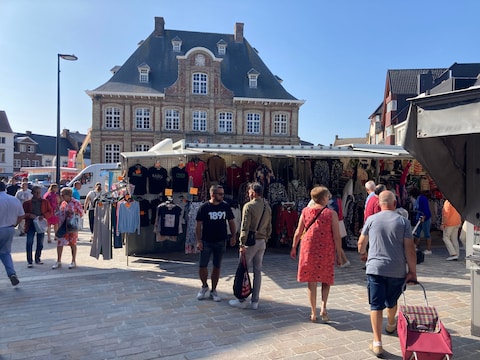 De wekelijkse woensdagmarkt gewoon door, al wijkt die deze week uit naar een andere locatie. 