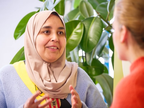 De Sint-Pietersschool behoudt haar vertrouwde brugfiguur Nadia Azarkan met steun van de stad.