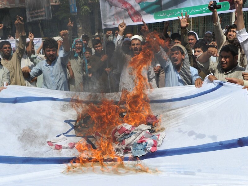 Afghaanse demonstranten verbranden de Israëlische vlag uit protest over de beschietingen op de Gazastrook.