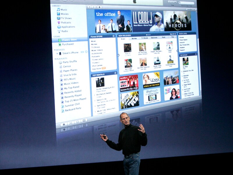 Wijlen Steve Jobs stelt hier de nieuwe iTunes voor, nog steeds het programma waarmee de meeste liedjes verkocht worden.