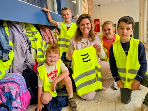 Lievegem deelt 900 fluohesjes uit aan schoolkinderen: “Zichtbaarheid in het verkeer is belangrijk”