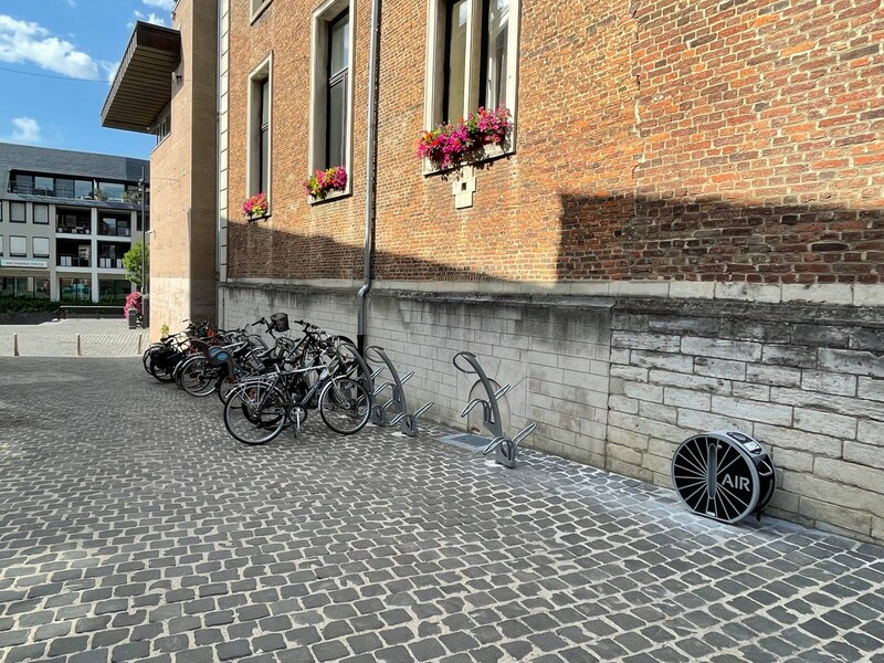 De fietspomp aan het stadhuis in Diest, waar mensen gratis hun fietsbanden kunnen bijpompen.