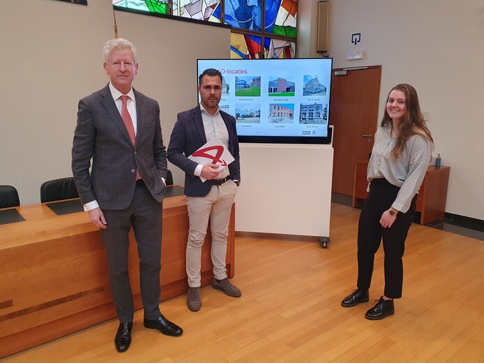 Burgemeester Pieter De Crem, schepen Kristof De Blaere en coach Manon van de BKO Aalter.