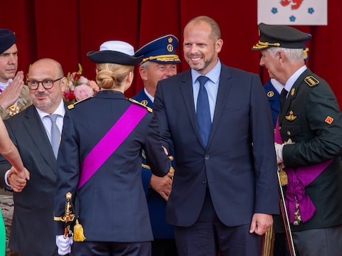 Theo Francken met enkele leden van het koningshuis, tijdens de militaire parade op de nationale feestdag.