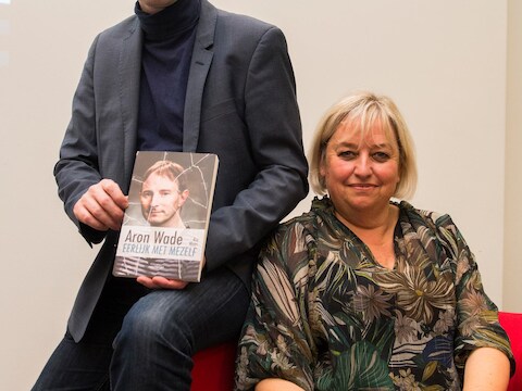 Aron Wade met Ria Maes die z'n verhaal heeft opgeschreven.