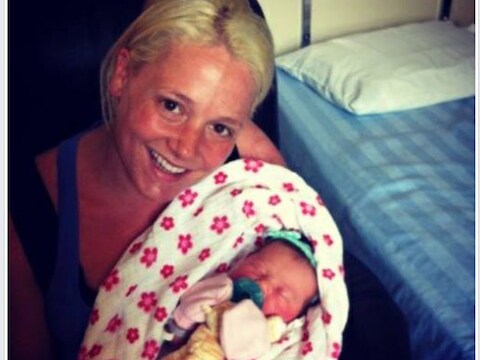 De blije moeder met haar pasgeboren baby Victoria.