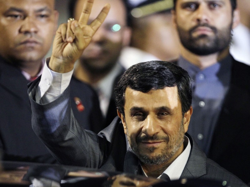 Ahmadinejad straalde bij zijn aankomst in Venezuela.