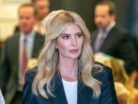 Ivanka Trump bij het verlaten van de rechtszaal in New York.