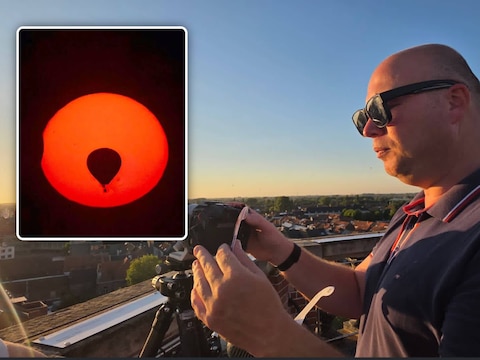 Krist Hooghe installeerde zich boven op het belfort om de zonsverduistering in beeld te brengen, Inzet: En toen kwam die luchtballon voorbij