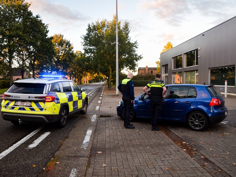 Verschillende zones, één gezamenlijk doel: bijdragen aan een veilige omgeving, aan beide kanten van de grens. Een Belgische (links) en Nederlandse (rechts) doen samen een controle in het grensgebied.