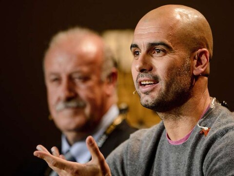 Josep Guardiola met op de achtergrond de Spaanse bondscoach Vincente del Bosque.